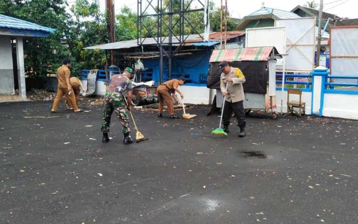 Koramil 1001-10/Babirik Karya Bakti Bersihkan Sarana dan Prasarana Umum