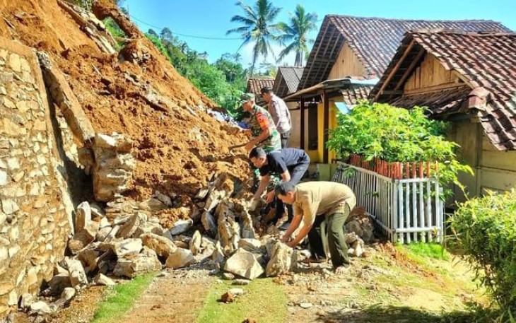 Babinsa Koramil 0801/05 Nawangan Bantu Evakuasi Material Longsor