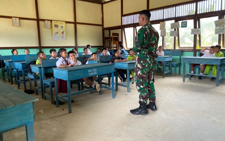 Satgas Pamtas Yonarmed 16/TK Pos Koki Sei Daun memberikan materi tentang Pendidikan Jasmani, Olahraga dan Kesehatan (PJOK) agar murid-murid semangat lebih antusias dalam belajar di SDN 26 Sei Daun di dusun Sei Daun, Kec. Sekayam, Kab. Sanggau, Prov. Kalbar Jumat (12/1/2024)