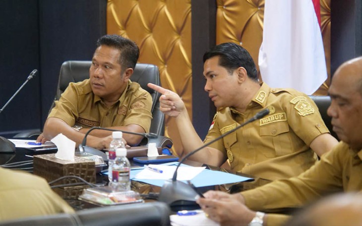 Wabup Osit (tengah) saat Pimpin Rapat Verifikasi Validasi Data PK22 Untuk P3KE 2024, Senin (19/02) di Ruang Rapat II Bandar Seri Bentan.
