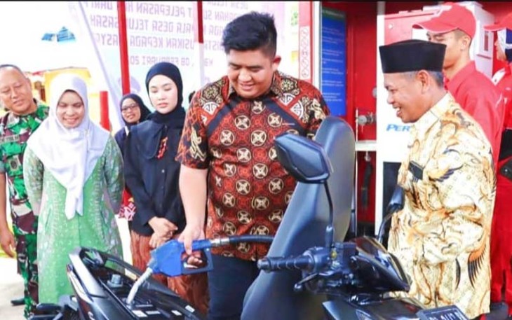 Bupati Bintan Roby Kurniawan didampingi Ketua TP PKK Bintan Hafizha Rahmadhani, Kamis (08/02) saat meresmikan Pertashop (Pertamina Shop) di Desa Teluk Sasah.