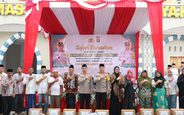 Waka Polda Sumut, Brigjen Pol Rony Samtana, didampingi Kapolres Tapsel, AKBP Yasir Ahmadi, usai serahkan bantuan sosial kepada warga Pra Sejahtera