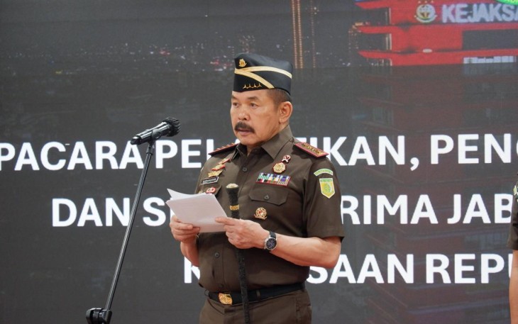 Jaksa Agung ST Burhanuddin saat melantik dan mengambil sumpah atas Dr. R. Narendra Jatna, S.H., LL.M. sebagai Kepala Kejaksaan Tinggi DKI Jakarta dan Dr. Ketut Sumedana, S.H., M.H. sebagai Kepala Kejaksaan Tinggi Bali, Selasa 06 Februari 2024 bertempat di Lantai 11 Gedung Utama Kejaksaan Agung.
