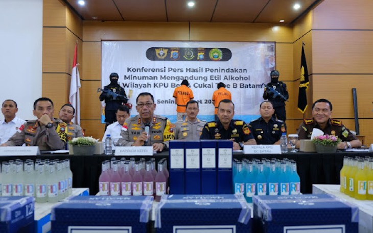 Konferensi pers hasil Pengungkapan Penyelundupan Minuman Mengandung Etil Alkohol
