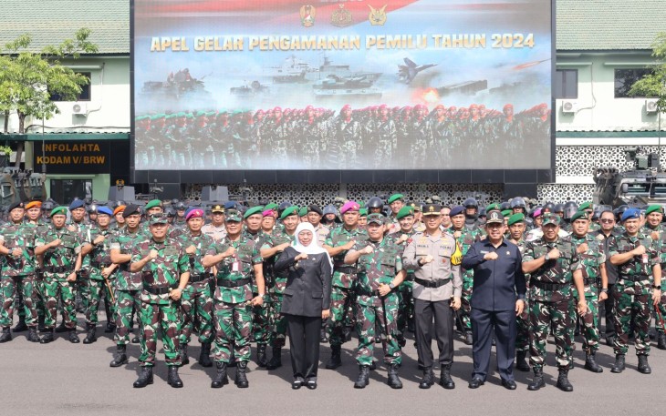 Komandan Pangkalan Utama TNI AL (Danlantamal) V Brigjen TNI Marinir Joni Sulistiawan, S. H., M. Han., mengikuti apel gelar pasukan pengamanan pemilu 2024 yang di laksanakan di Lapangan Upacara Jendral Ahmad Yani, Makodam V Brawijaya Surabaya, Kamis (01/02/2024)