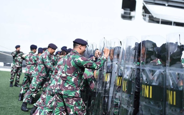 Tim Satuan tugas Rencana Pelibatan Kolinlamil dalam menghadapi Kontingensi Gangguan Keamanan Penyelenggaraan Pemilu Tahun 2024, untuk tingkat kesiapsiagaan terus ditingkatkan. Usai pelaksanaan apel pagi, personel Komando Lintas Laut Militer melaksanakan Latihan Penanggulangan Huru Hara (PHH)