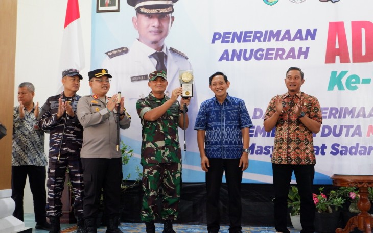 Dandim 0801/Pacitan Letkol Inf Roliyanto S.I.P., M.I.P., mengahadiri acara penerimaan anugerah Adipura tahun 2023-2024 dan penerimaan hadiah pemilihan Duta Mas Darling (Masyarakat Sadar Lingkungan), yang berlangsung di Pendopo Mas Tumenggung Djogokarto Jl. Jaksa Agung Suprapto No. 8 Kab. Pacitan, Jumat (08/03/2024)