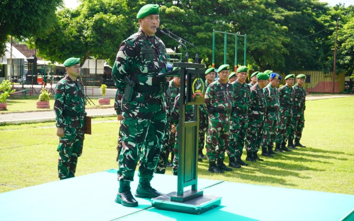 Komandan Korem 162/WB Brigjen TNI Agus Bhakti, S.I.P., M.I.P., M.Han., memimpin apel gelar pasukan secara serentak, dalam rangka kesiapan TNI pada pengamanan pemilu 2024, secara virtual dengan Panglima TNI Jenderal TNI Agus Subiyanto, di lapangan Trisula Yonif 742/SWY Gebang Mataram, Kamis (1/2)