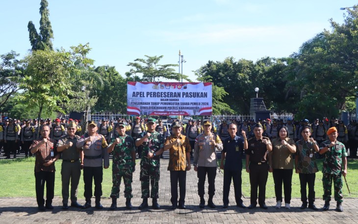 Apel Pergeseran Pasukan Pengamanan Pemilu 2024 di halaman Kantor Bupati Karanganyar, Selasa (13/2/2024) 