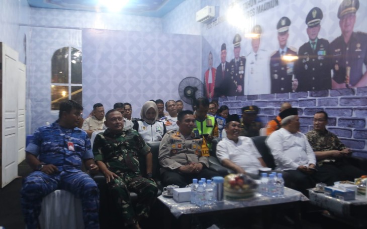 Dandim Madiun Bersama Forkopimda saat Ikuti Vidcon Malam Tahun Baru Dengan Panglima TNI dan Kapolri