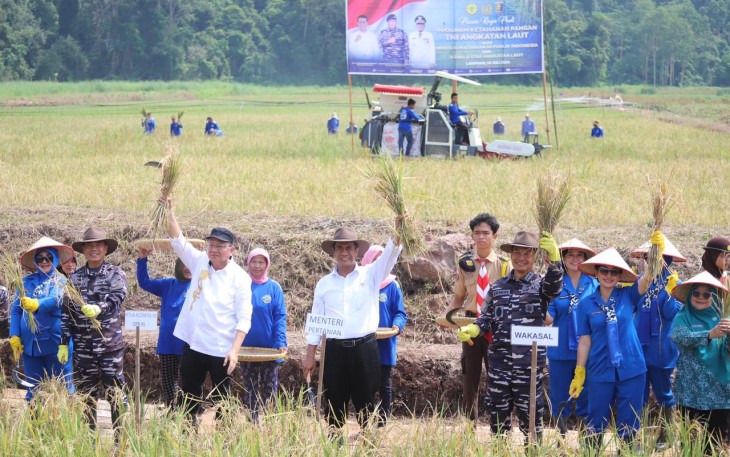 Mentan, Andi Amran Sulaiman bersama Wakasal Laksamana Madya TNI, Erwin S.Aldhedarma, Ketua Komisi IV DPR RI, Sudin dan PJ Gubernur Lampung, Samsudin saat melakukan gebyar panen raya padi dan jagung sekaligus tanam padi.