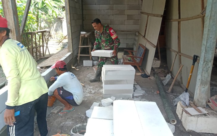 Kodim 0803/Madiun melaksanakan kegiatan bakti TNI dengan membantu renovasi rumah warga di Desa Gandul, Kecamatan Saradan, Kabupaten Madiun, Kamis (8/3/2024)
