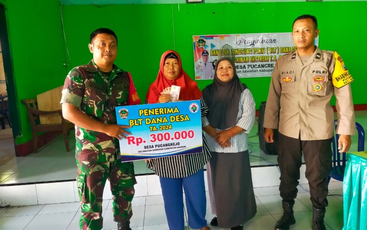 Babinsa Pucangrejo Kawal Pendistribusian BLT-DD Bagi Masyarakat Kurang Mampu