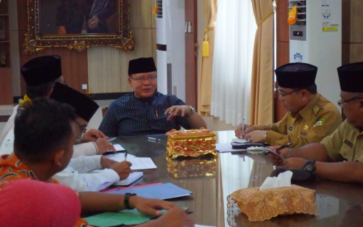 Gubernur Bengkulu Rohidin Mersyah saat menerima audiensi dan silaturahmi Badan Musyawarah Adat (BMA) Provinsi Bengkulu, di Ruang Kerja Gubernur Bengkulu