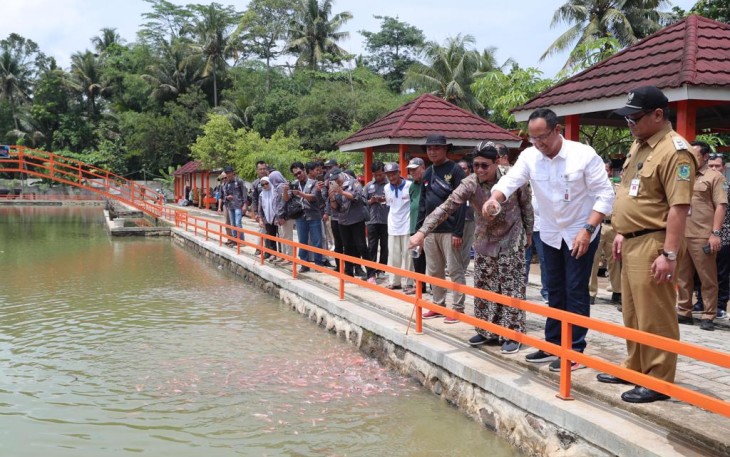 Menteri Desa, Pembangunan Daerah Tertinggal dan Transmigrasi (Mendes PDTT) Abdul Halim Iskandar  saat meninjau Desa Wisata Pagak, Kecamatan Purwareja Klampok, Banjarnegara, Jawa Tengah, Selasa (2/1/2024)