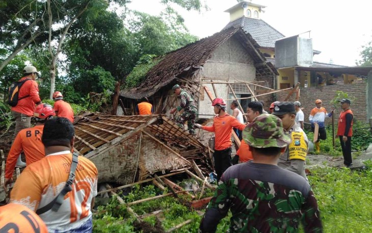Anggota personel Koramil 0806/01 Trenggalek, bersama BPBD Kabupaten Trenggalek, Tiga Pilar Kelurahan Ngantru dan warga setempat, telah bersatu untuk menyatukan kekuatan dalam sebuah aksi kerja bakti yang luar biasa. Misi mereka adalah membersihkan puing rumah milik Simon di RT. 17 RW. 06 Kelurahan Ngantru, Kecamatan Trenggalek, Kabupaten Trenggalek