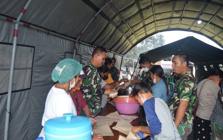 entara Nasional Indonesia (TNI) turut andil dalam upaya penanganan darurat untuk membantu warga yang terdampak letusan Gunung Lewotobi di Nusa Tenggara Timur (NTT)