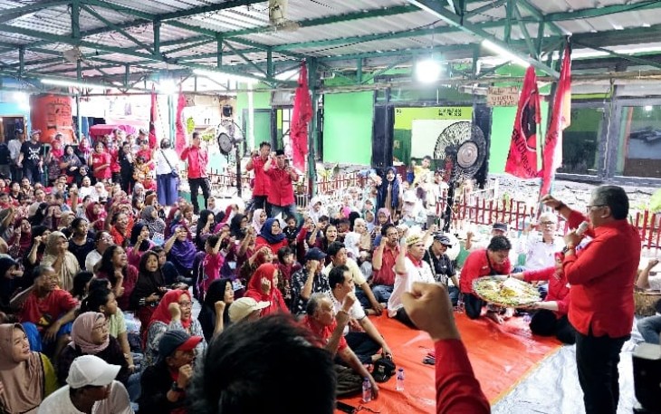 Sekretaris Jenderal DPP PDI Perjuangan (PDIP) Hasto Kristiyanto melanjutkan rangkaian HUT ke-51 Partai dengan bertemu ratusan warga di RW 05, Jalan Kemayoran Gempol, Kebon Kosong, Kemayoran, Jakarta Pusat, Rabu (10/1/2024)