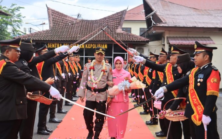 Sejumlah Perwira tampak berdiri dengan sikap sempurna guna melakukan tradisi Pedang Pora penyambutan AKBP Yasir Ahmadi, SIK, MH, di Halaman Mako Polres Tapanuli Selatan (Tapsel), Jumat (5/1/2024) sore.