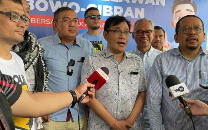 Wakil Ketua Dewan Pakar TKN Prabowo-Gibran, Budiman Sudjatmiko (tengah), dan Direktur Eksekutif Indo Barometer, Muhammad Qodari (kanan), di sela diskusi di Rumah Kertanegara, Jakarta, Jumat (26/1)