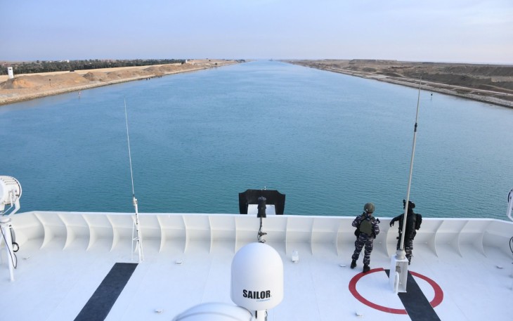 KRI dr. Radjiman Wedyodiningrat-992 Melintasi Terusan Suez