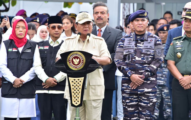 Menhan RI Letjen TNI (Purn) Prabowo Subianto didampingi Kasal Laksamana TNI Dr. Muhammad Ali, S.E., M.M., melepas upacara keberangkatan kapal bantu rumah sakit KRI dr. Radjiman Wedyodiningrat-992 yang mengangkut bantuan untuk rakyat Palestina di Gaza, yang turut dihadiri Pangkolinlamil Laksda TNI Hudiarto Krisno Utomo, PSC(J) M.A., M.M.S., CHRMP dan Pejabat Utama TNI-Polri.