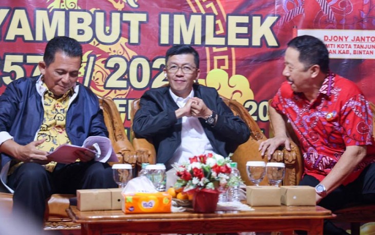 Gubernur H Ansar Ahmad bersama Pj Walikota Tanjungpinang dan Ketua Harian PSMTI Hartojo pada pembukaan Bazar Imlek 2575 digelar di Jalan Merdeka, Tanjungpinang.