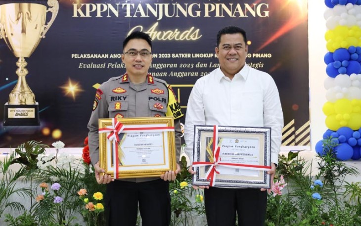 Pemkab Bintan saat Terima Penghargaan KPPN Tanjungpinang Awards Kategori Penyaluran Dana Desa Tahun 2023
