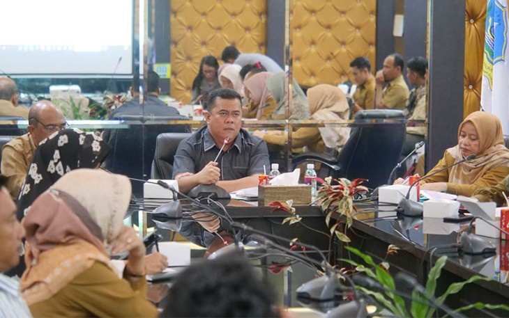 Sekretaris Daerah Bintan Ronny Kartika saat rapat di Ruang Rapat II Bandar Seri Bentan, Selasa (20/02).
