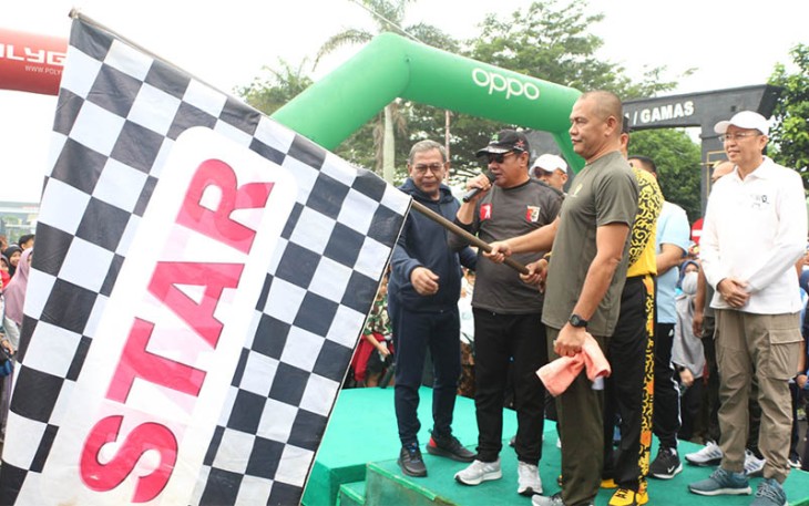 Danrem 041/Gamas Brigjen TNI Rachmad Zulkarnaen saat mengangkat bendera star Jalan Sehat 