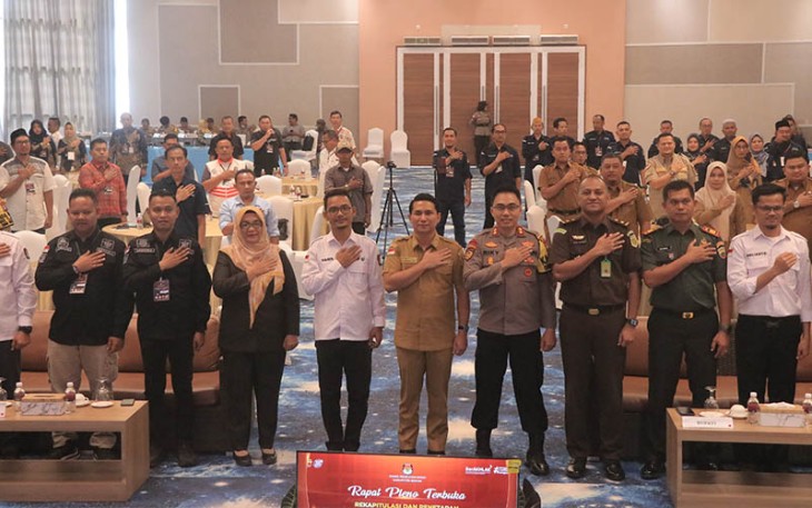 Foto Bersama usai acara Rapat Pleno Terbuka Rekapitulasi Hasil Perhitungan Perolehan Suara Pemilu 2024