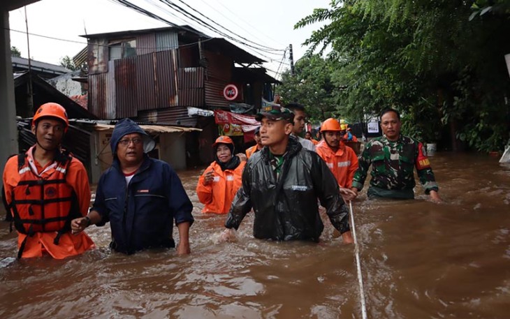 Dandim 0504/Jakarta Selatan Evakuasi Warga
