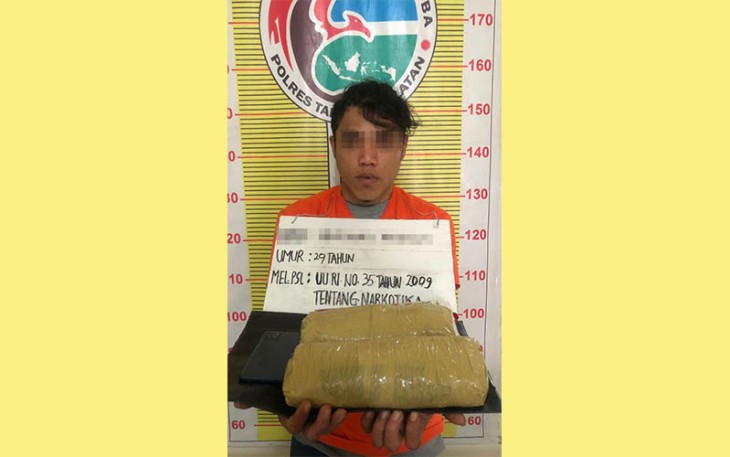 Tersangka dan barang bukti saat diamankan Sat Resnarkoba Polres Tapsel untuk pemeriksaan lebih lanjut.