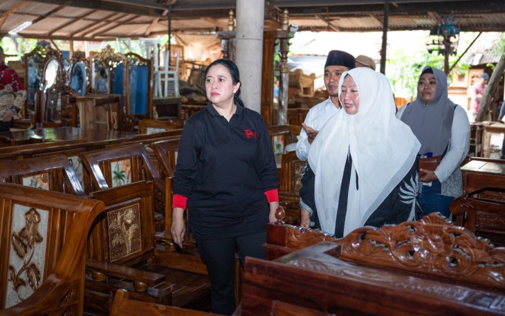Ketua DPR RI Puan Maharani saat mengunjungi sentra mebel rakyat di Pasuruan, Jawa Timur, Minggu (21/1/2024).