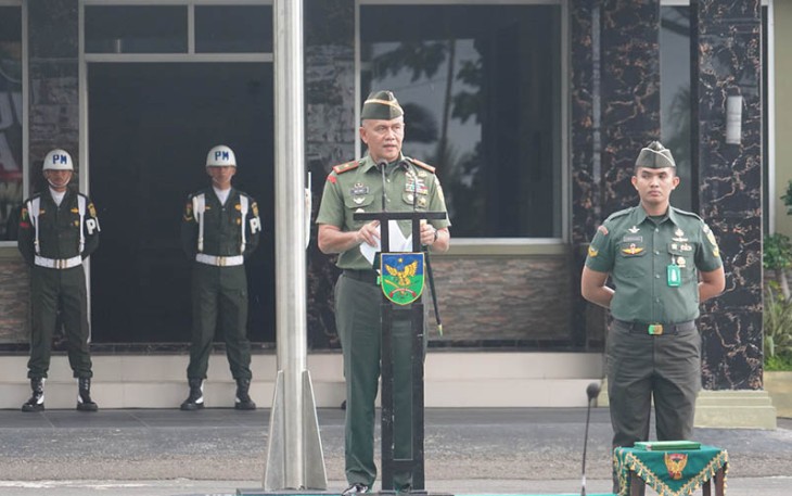 omandan Korem 041/Gamas Brigjen TNI Rachmad Zulkarnaen saat memimpin upacara bendera 17-an diawal tahun 2024