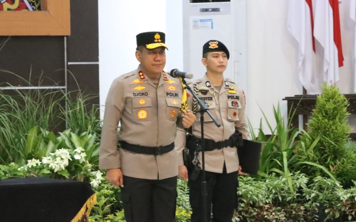 Kapolda Kalteng Irjen Pol Drs. Djoko Poerwanto memimpin langsung upacara serah terima jabatan (Sertijab) tiga pejabat utama dan satu Kapolres di jajaran Polda Kalteng yang berlangsung di Graha Bhayangkara Mapolda Kalteng, Kamis (04/01/2024)