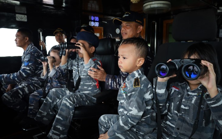 Pangkalan TNI Angkatan Laut (Lanal) Dumai mengajak siswa-siswi dan guru TK Hang Tuah Dumai mengikuti Joy Sailing menggunakan Kapal Angkatan Laut (KAL)Tedung I-1-37 di sekitaran perairan Dumai, Selasa (05/03)