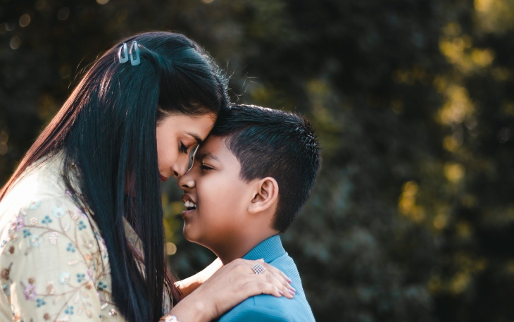 Foto ilustrasi ibu dan anak laki-laki (Foto: Picturism Pixabay)