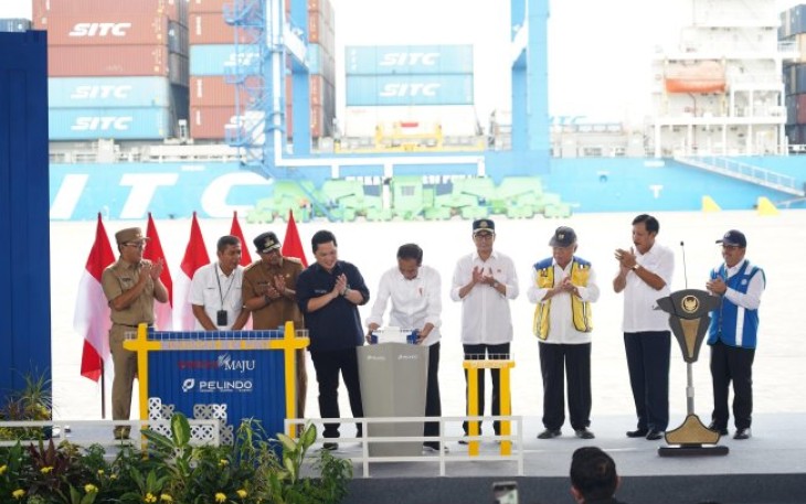 Presiden Republik Indonesia Joko Widodo saat meresmikan Proyek Strategis Nasional, Makassar New Port (MNP) pada Kamis (22/2).