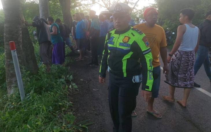 Polisi saat Olah TKP Laka Lantas di Jurang Rajekwesi Malang