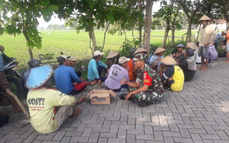 Babinsa Koramil Kwadungan Terus Ingatkan Bahayanya Jebakan Tikus Dengan Aliran Listrik
