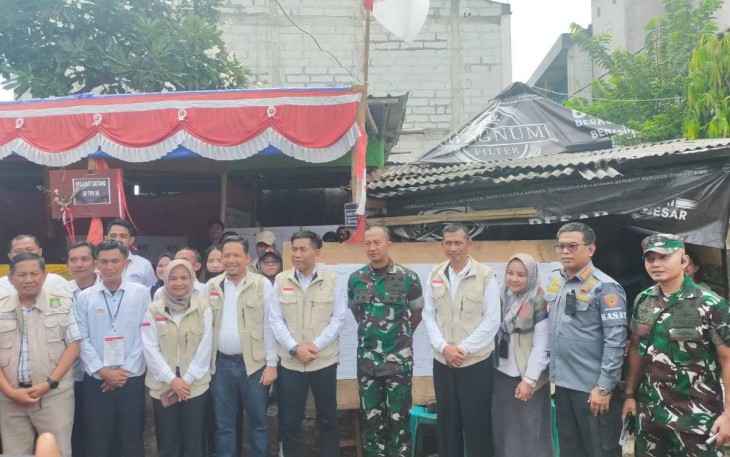 Dandim 0506/Tgr Letkol Inf Endik Hendra Sandi mendampingi Danrem 052/Wkr Brigjen TNI Putranto Gatot SH dan Fokopomda Kota Tangerang meninjau langsung pencoblosan suara di Lapas Pemuda Kls IIA Kota Tangerang, Rabu (14/02/2024)