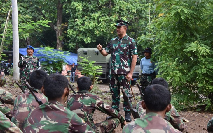 Komandan Kodiklatal (Dankodiklatal) Letjen TNI Marinir Nur Alamsyah memberikan pengarahan kepada para Instruktur dan Siswa Pendidikan Komando Pasukan Katak (Dikkopaska) Angkatan 47, yang saat ini mengikuti pendidikan komando Frogman TNI AL, bertempat di Hutan Selogiri, Banyuwangi, Jawa Timur, Kamis (18/01/2024)