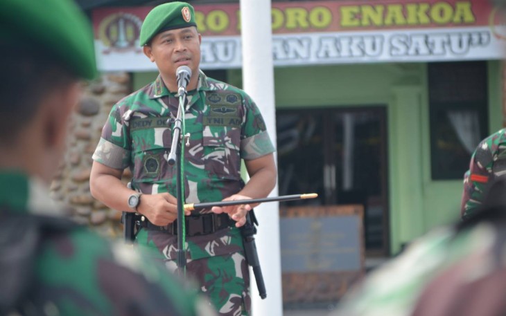  Dandim 1710/Mimika Letkol Inf Dedy Dwi Cahyadi beri pengarahan melalui Jam Komandan kepada segenap prajurit Kodim 1710/Mimika dan Bapras, bertempat di  Lapangan Upacara Makodim 1710/Mimika, Jl. Agimuga mile 32, Distrik Kuala Kencana, Kab. Mimika, Senin (08/01/2024)