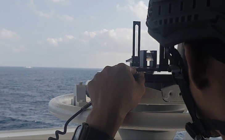 KRI dr. Radjiman Wedyodiningrat-992 saat Lintasi Perairan Teluk Aden