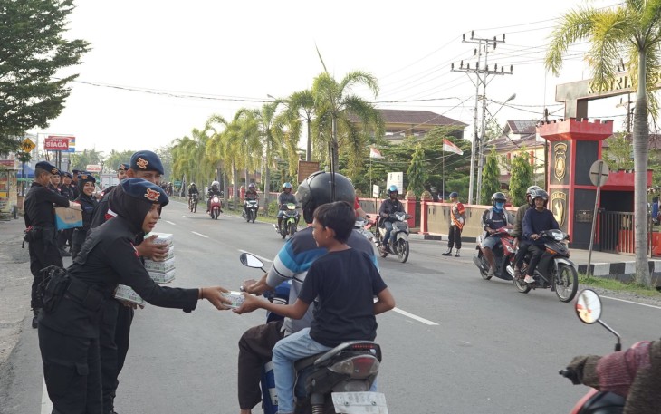 Satbrimob Kalbar Bagikan Takjil Depan Mako Kepada Pengunaan Jalan