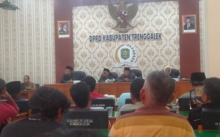 Situasi rapat dengar pendapat Warga Desa Ngares, Kecamatan Trenggalek, Kabupaten Trenggalek, bersama Komisi III DPRD Kabupaten Trenggalek, di aula DPRD Kabupaten Trenggalek, Senin (25/11/2024)