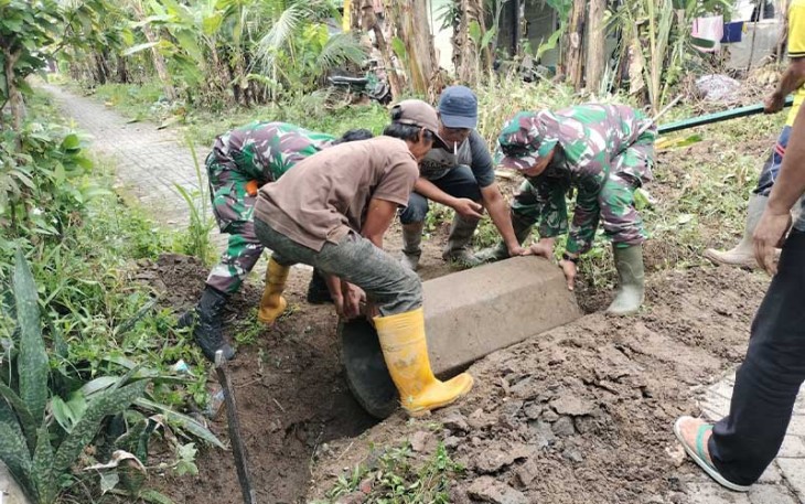 Koramil 01/Bas Bersama Warga saat Normalisasi Saluran Air di Birayang Timur, Rabu (07/02).
