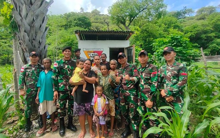 Pos Wini Satgas Yonkav 6/Naga Karimata saat Resmikan MCK Untuk Masyarakat Perbatasan