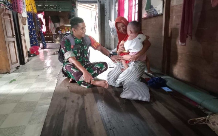 Babinsa 1005-08/Anjir Muara Keliling Desa Binaan Berikan Telur Untuk Anak Stunting